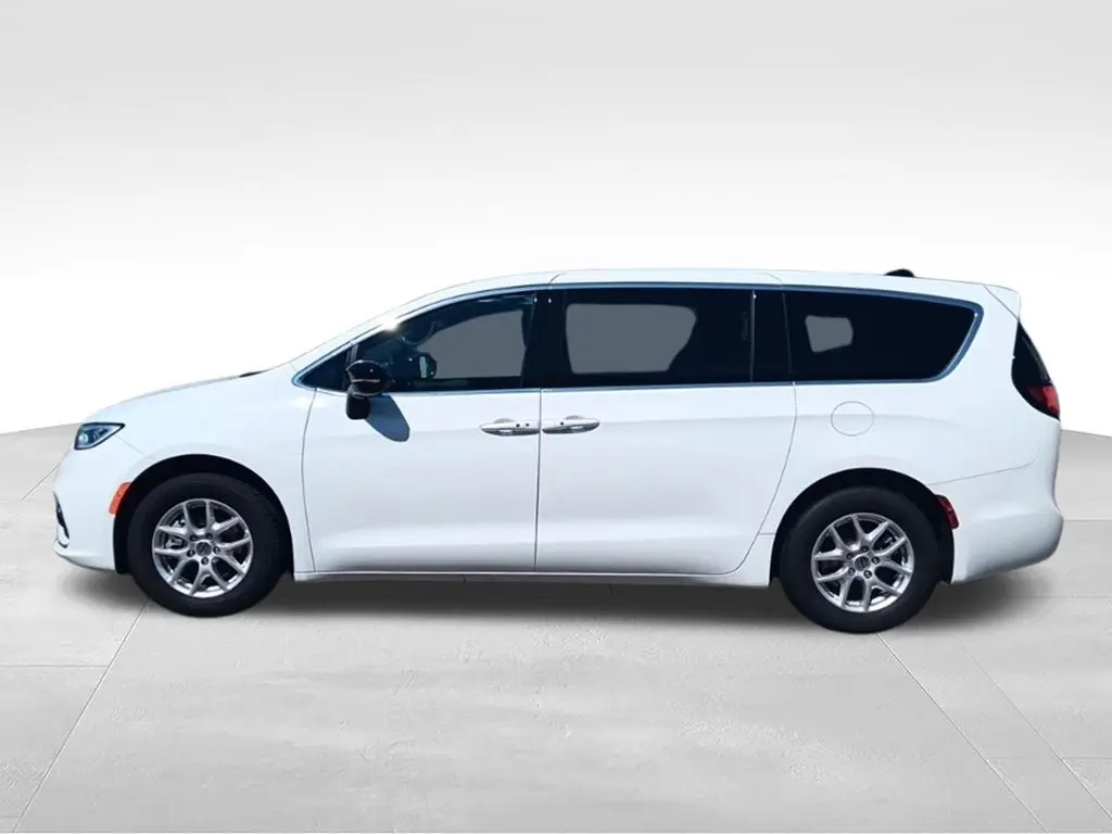2025 Chrysler Pacifica Select photo 3