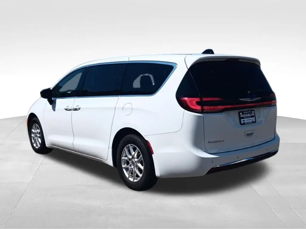 2025 Chrysler Pacifica Select photo 4
