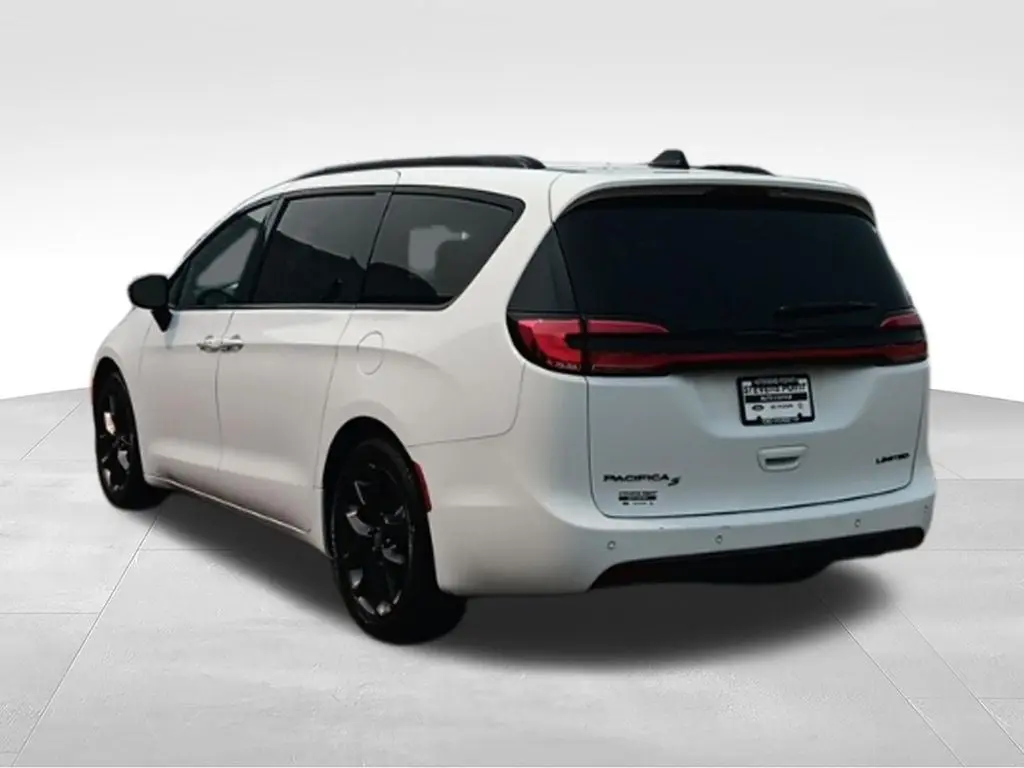 2025 Chrysler Pacifica Limited photo 5