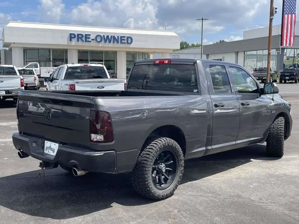 2018 RAM 1500 Express Quad Cab 6'4 photo 3