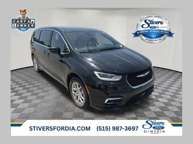 2025 Chrysler Pacifica Select's photo