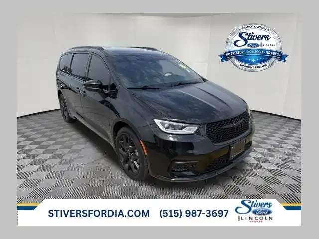2023 Chrysler Pacifica Touring L AWD's photo