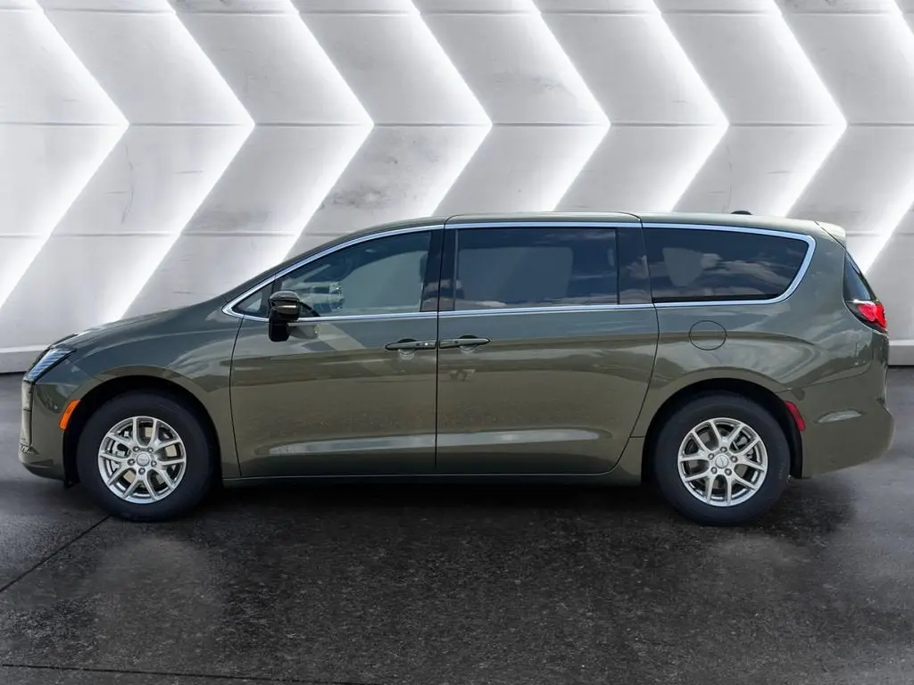 2027 Chrysler Pacifica Select photo 3