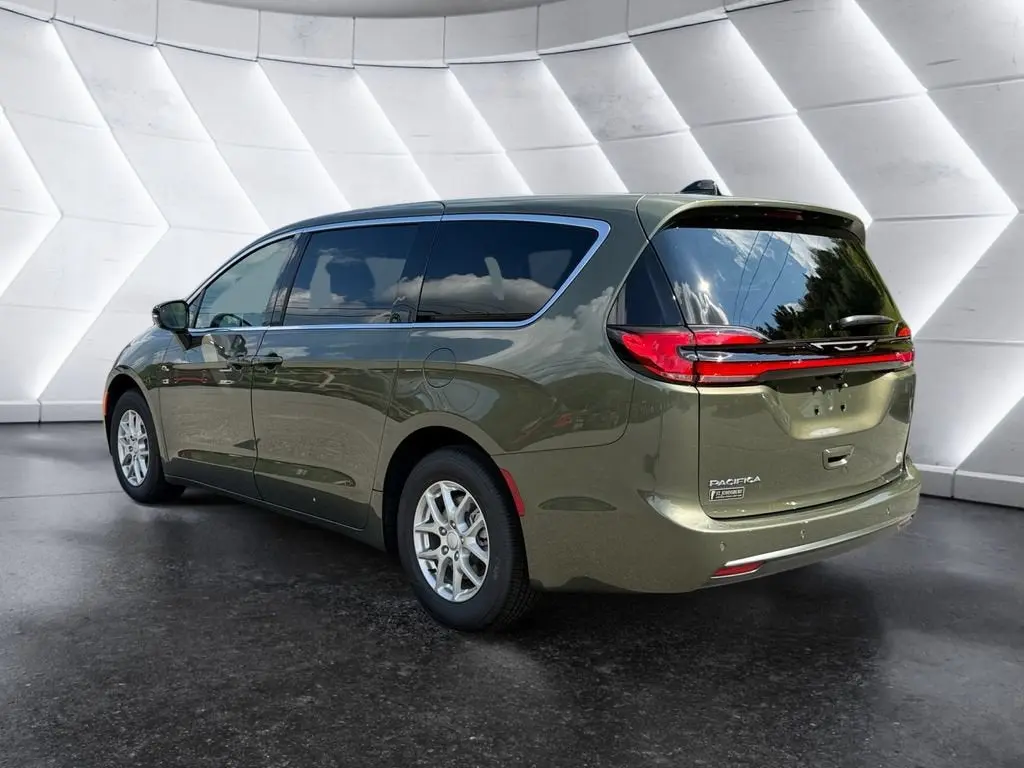 2027 Chrysler Pacifica Select photo 4