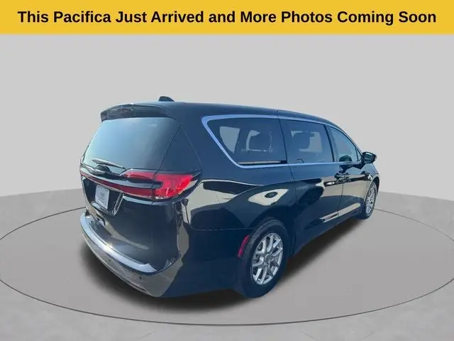 2024 Chrysler Pacifica Touring L photo 3
