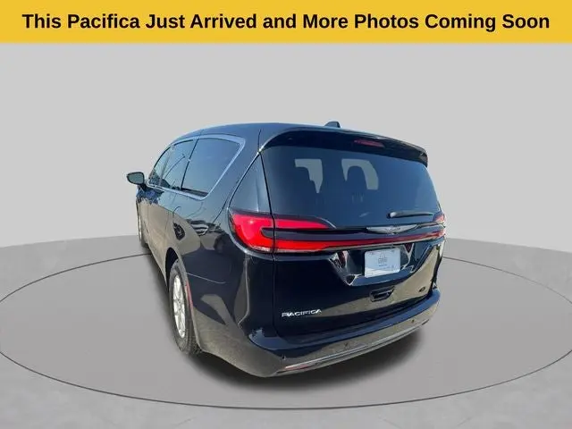 2024 Chrysler Pacifica Touring L photo 4