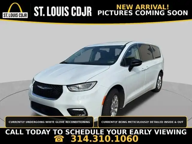 2024 Chrysler Pacifica Touring L's photo