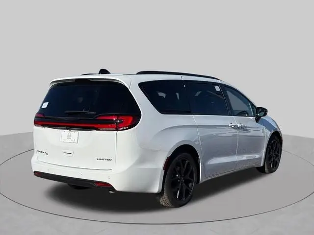 2026 Chrysler Pacifica Limited photo 3