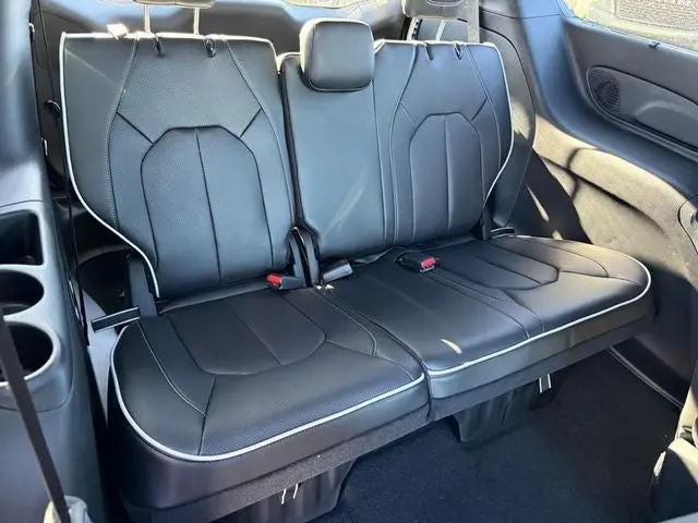 2026 Chrysler Pacifica Limited photo 4
