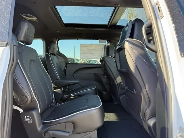 2026 Chrysler Pacifica Limited photo 5