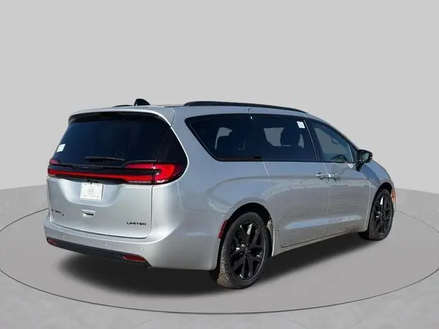 2026 Chrysler Pacifica Limited photo 3