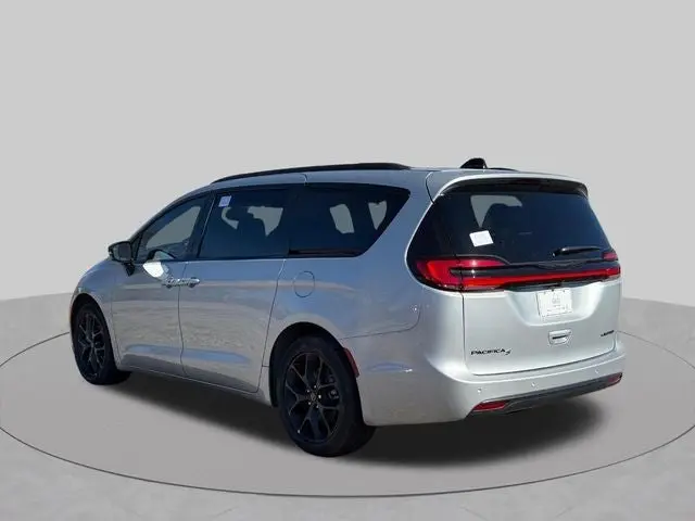 2026 Chrysler Pacifica Limited photo 5