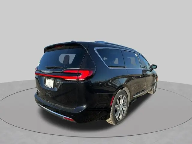 2026 Chrysler Pacifica Pinnacle photo 3