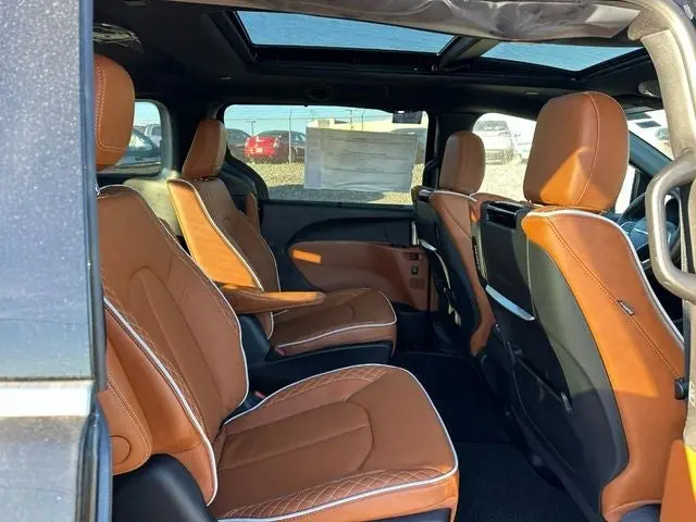2026 Chrysler Pacifica Pinnacle photo 5