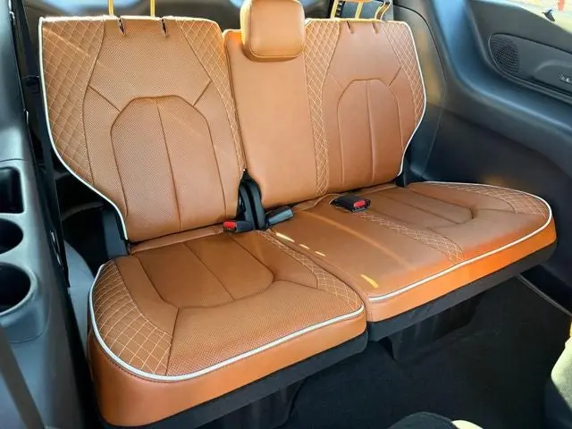 2026 Chrysler Pacifica Pinnacle AWD photo 4