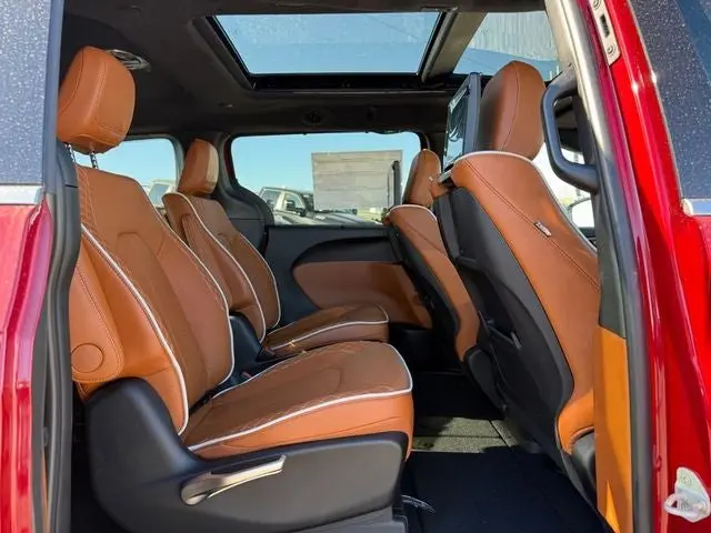 2026 Chrysler Pacifica Pinnacle AWD photo 5