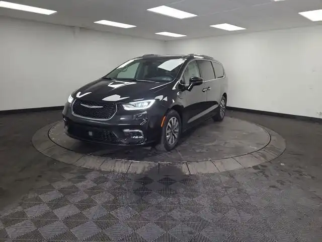 2021 Chrysler Pacifica Hybrid Touring L Hybrid's photo