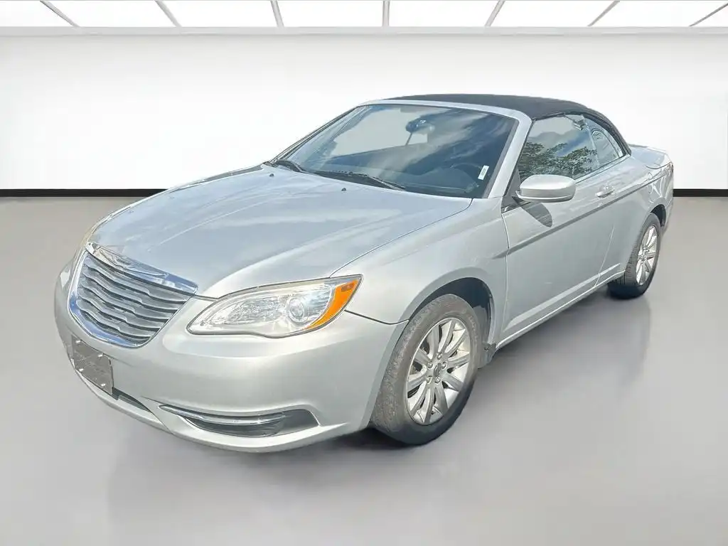 2011 Chrysler 200 Touring Convertible's photo