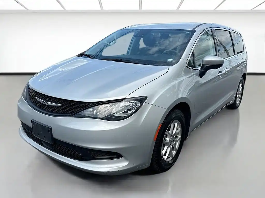 2023 Chrysler Voyager LX's photo