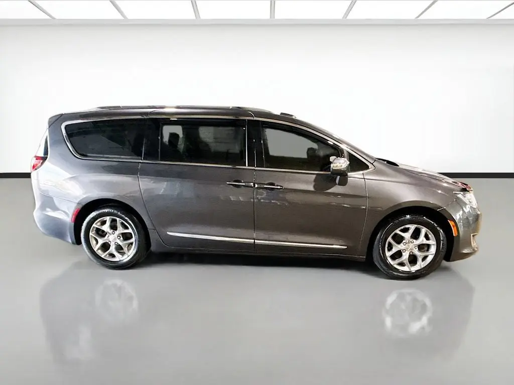 2018 Chrysler Pacifica Limited photo 5