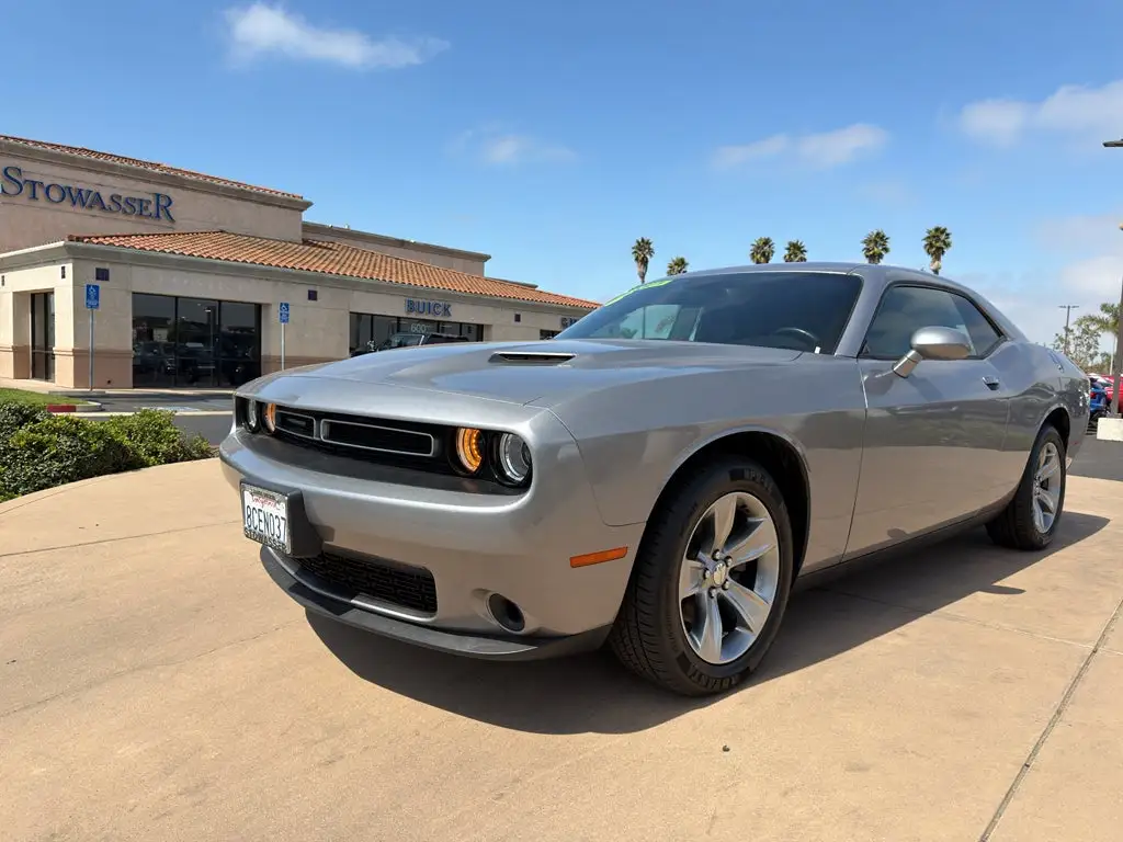 2016 Dodge Challenger SXT photo 1
