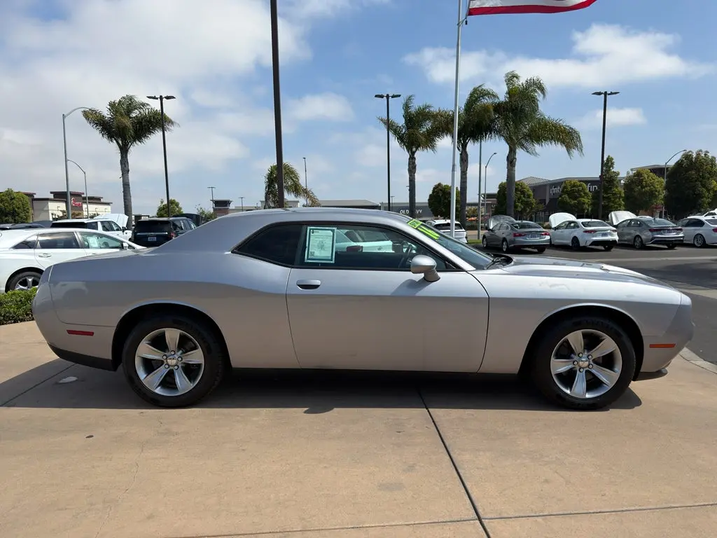 2016 Dodge Challenger SXT photo 4