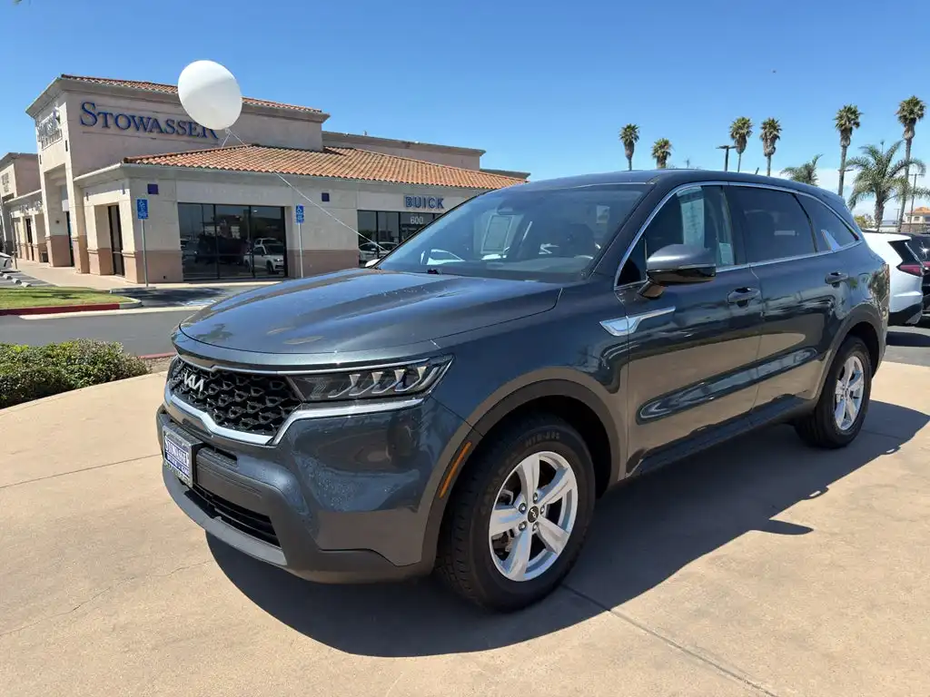 2023 Kia Sorento LX AT's photo