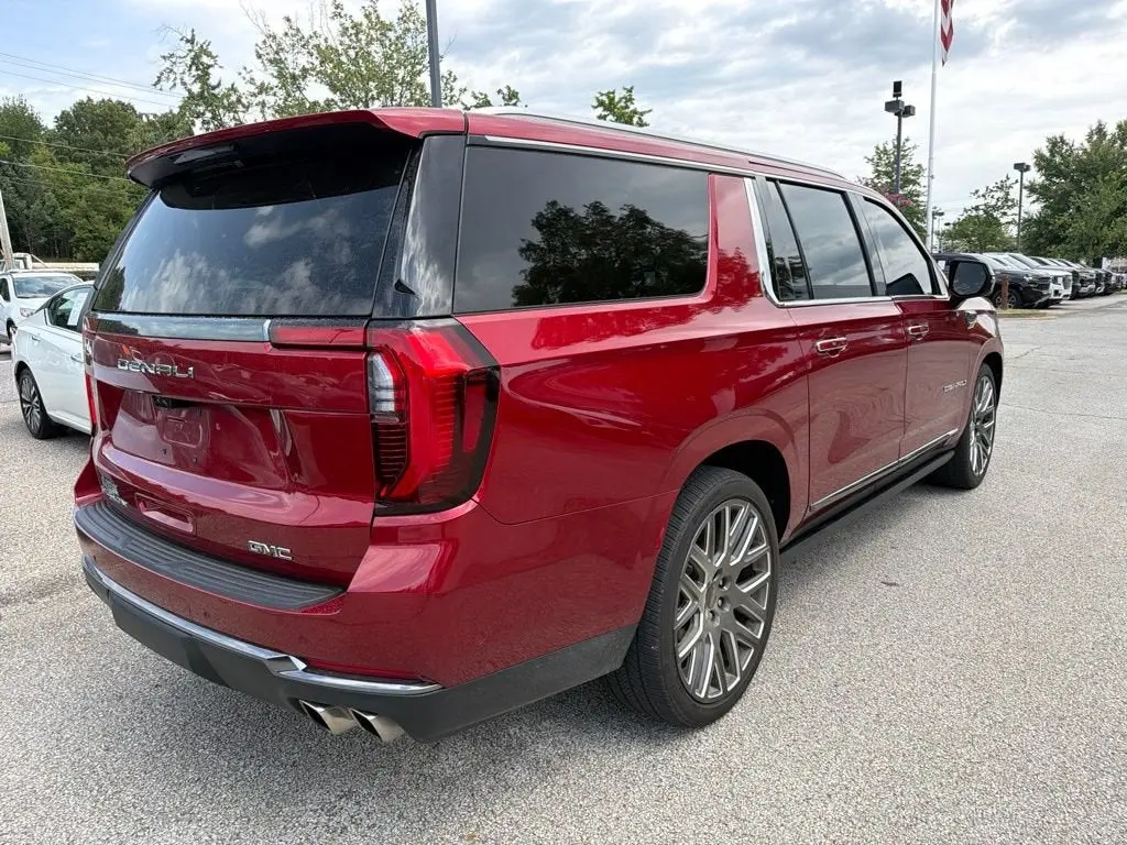 2025 GMC Yukon Denali Ultimate AWD photo 4