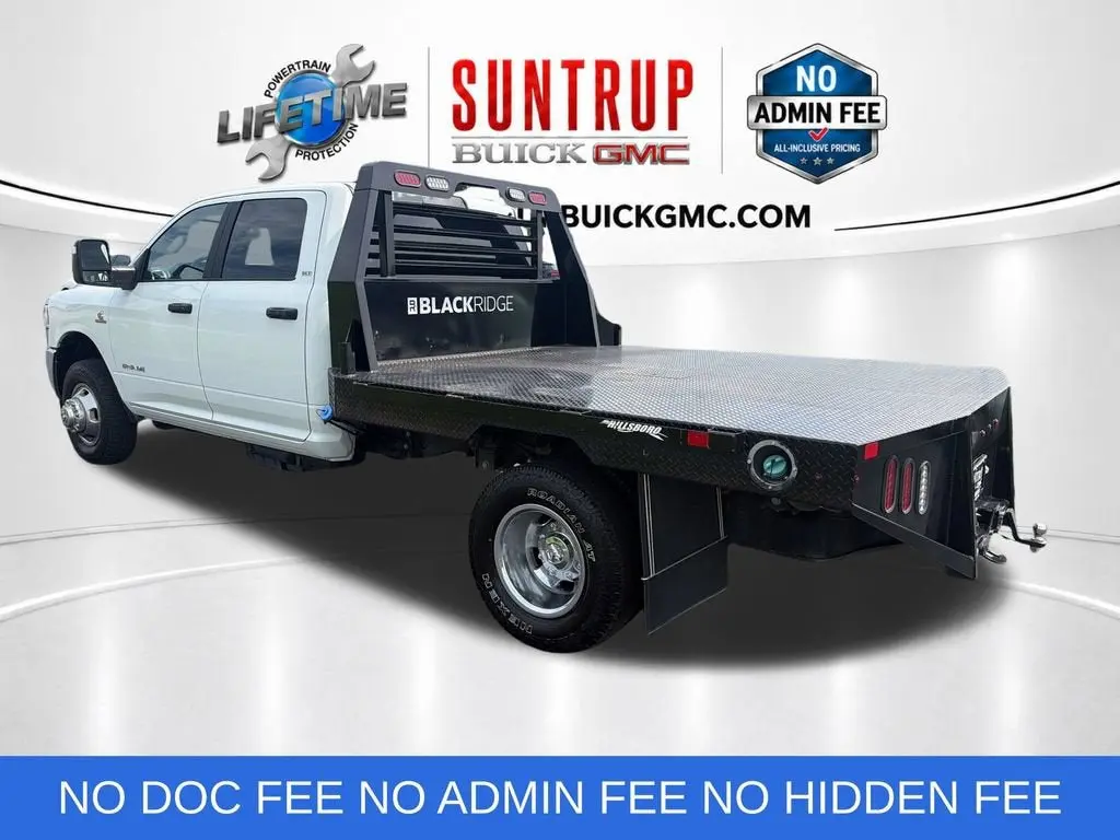 2024 RAM 3500 SLT 4WD Crew Cab photo 3