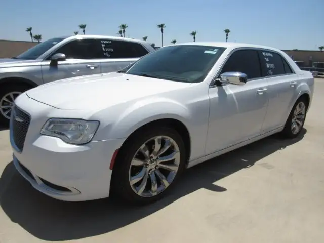2018 Chrysler 300 Touring's photo
