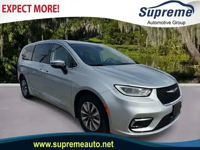 2023 Chrysler Pacifica Hybrid Limited Hybrid's photo
