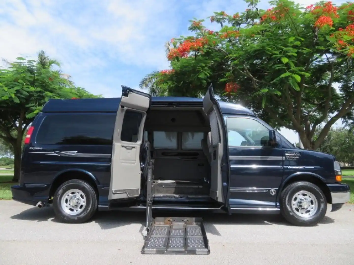 2012 Chevrolet Express's photo