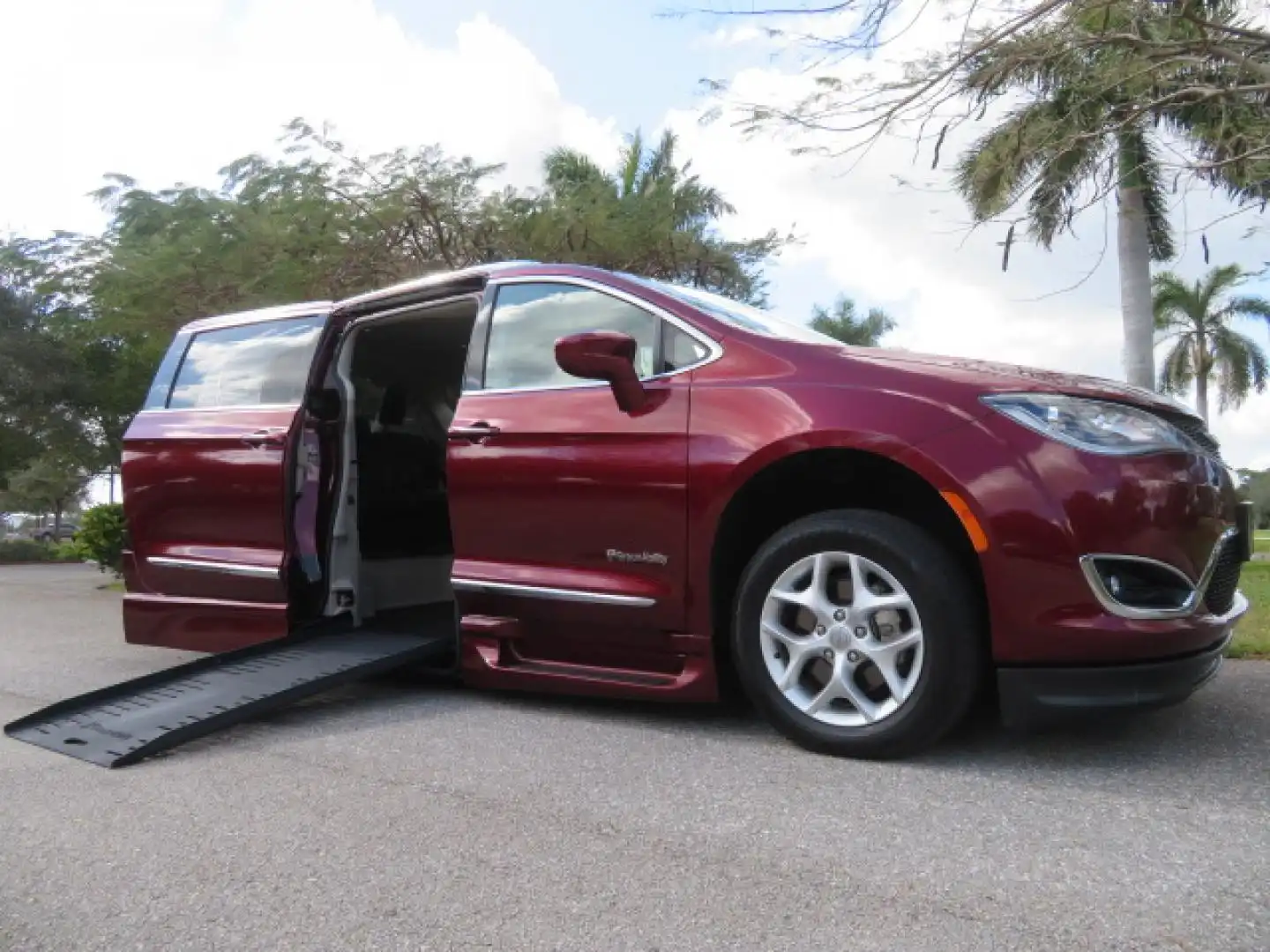 2020 Chrysler Pacifica Touring L Plus's photo