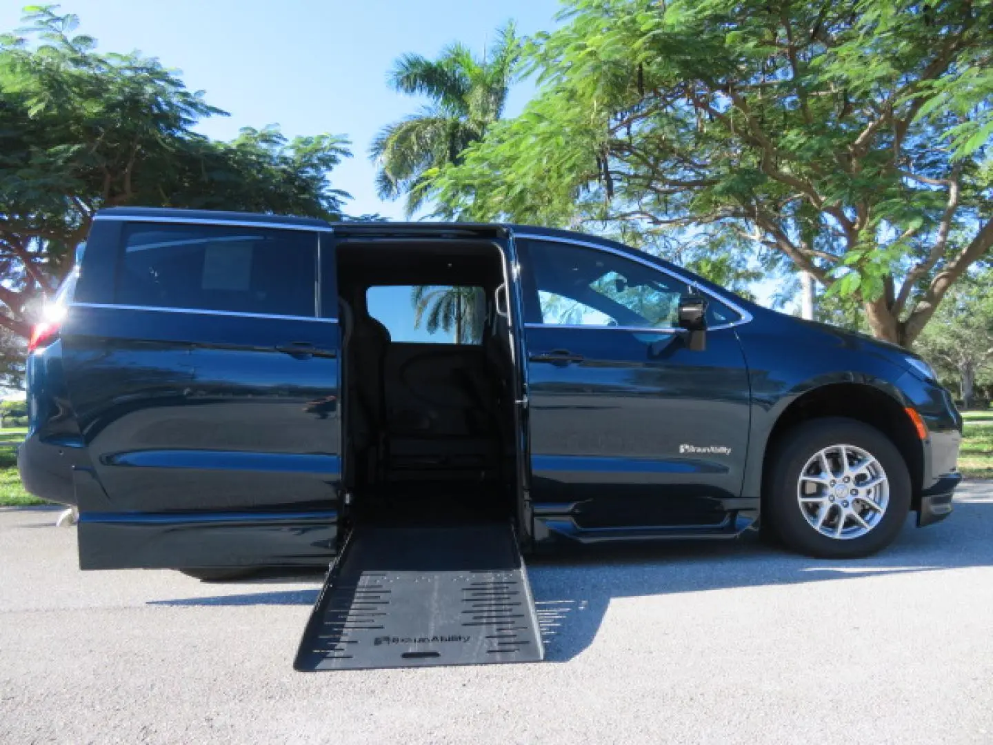 2025 Chrysler Pacifica Select photo 3