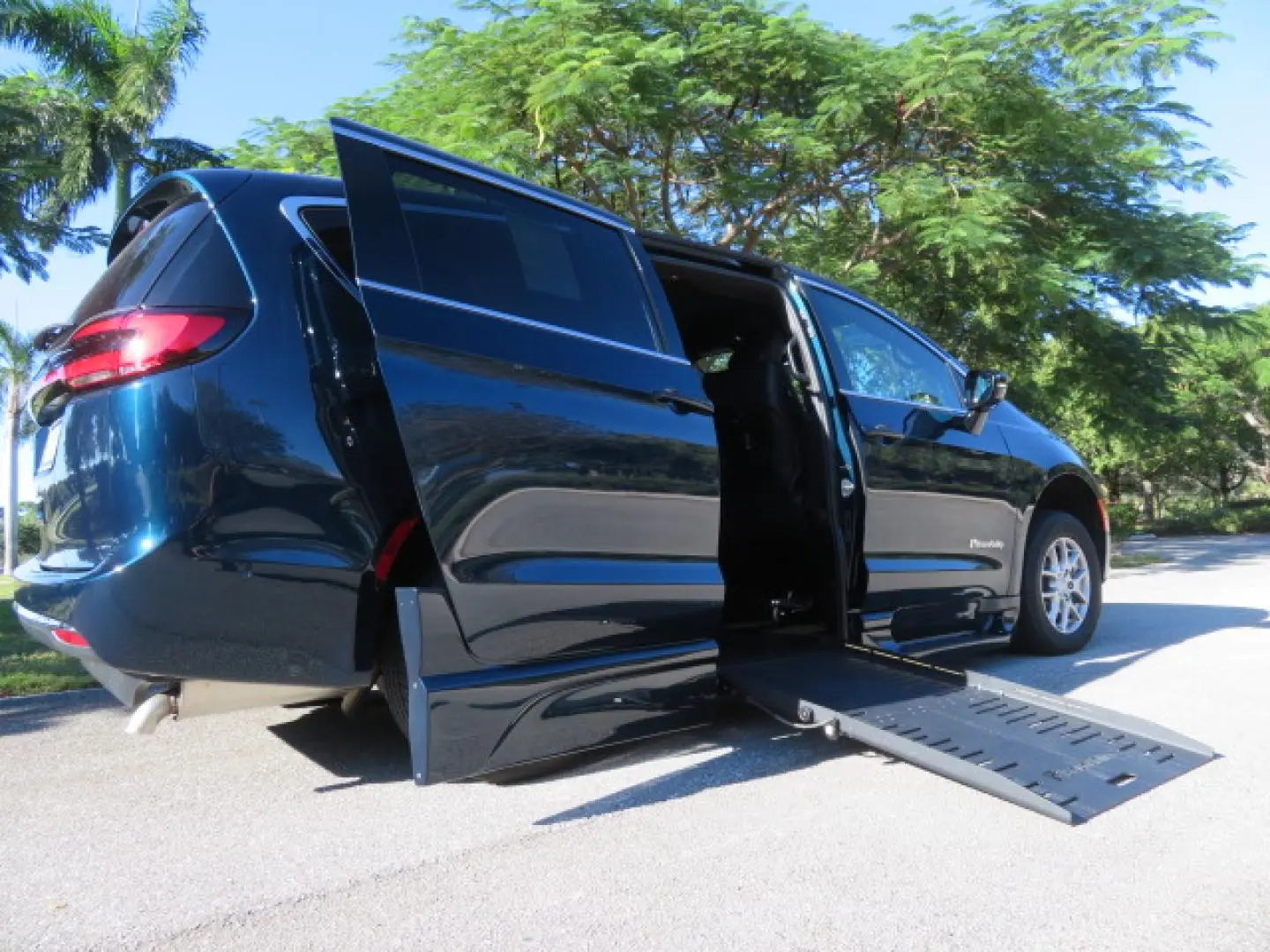 2025 Chrysler Pacifica Select photo 4