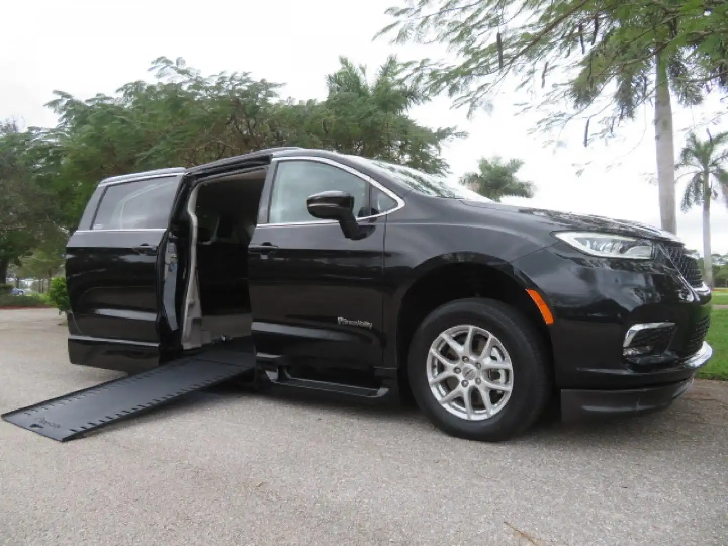 2022 Chrysler Pacifica Touring L's photo