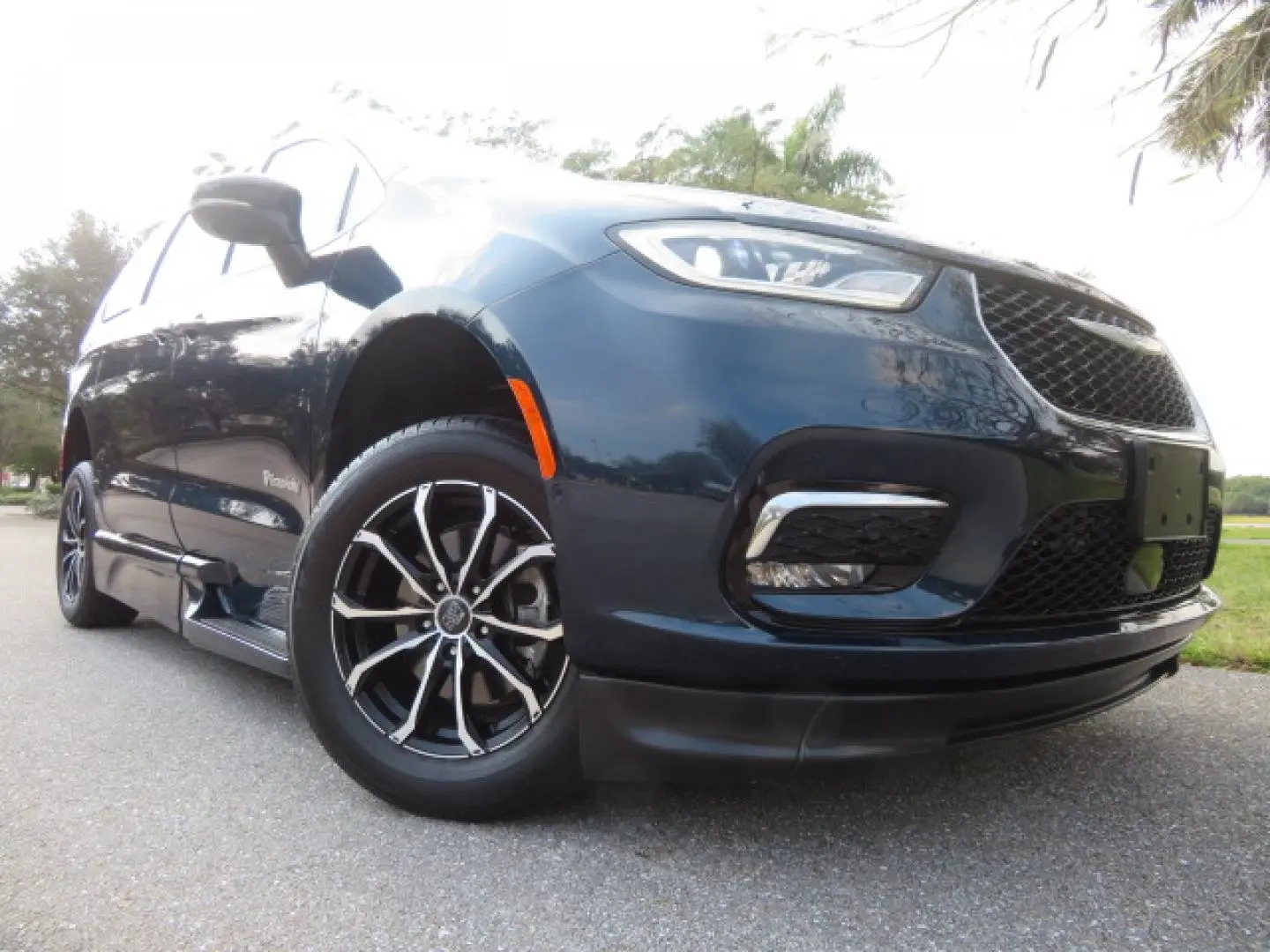 2023 Chrysler Pacifica Touring L photo 5