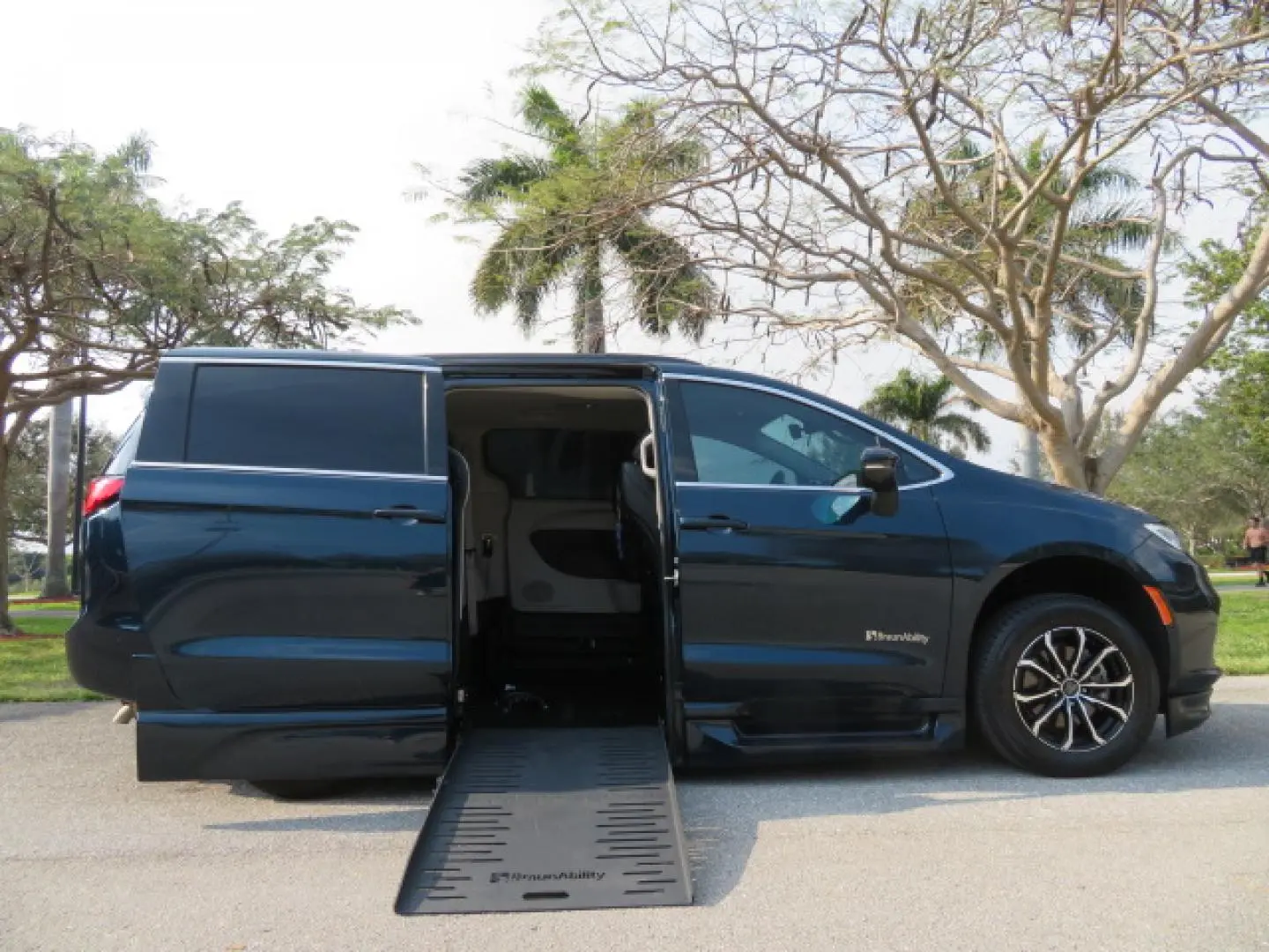2023 Chrysler Pacifica Touring L photo 3