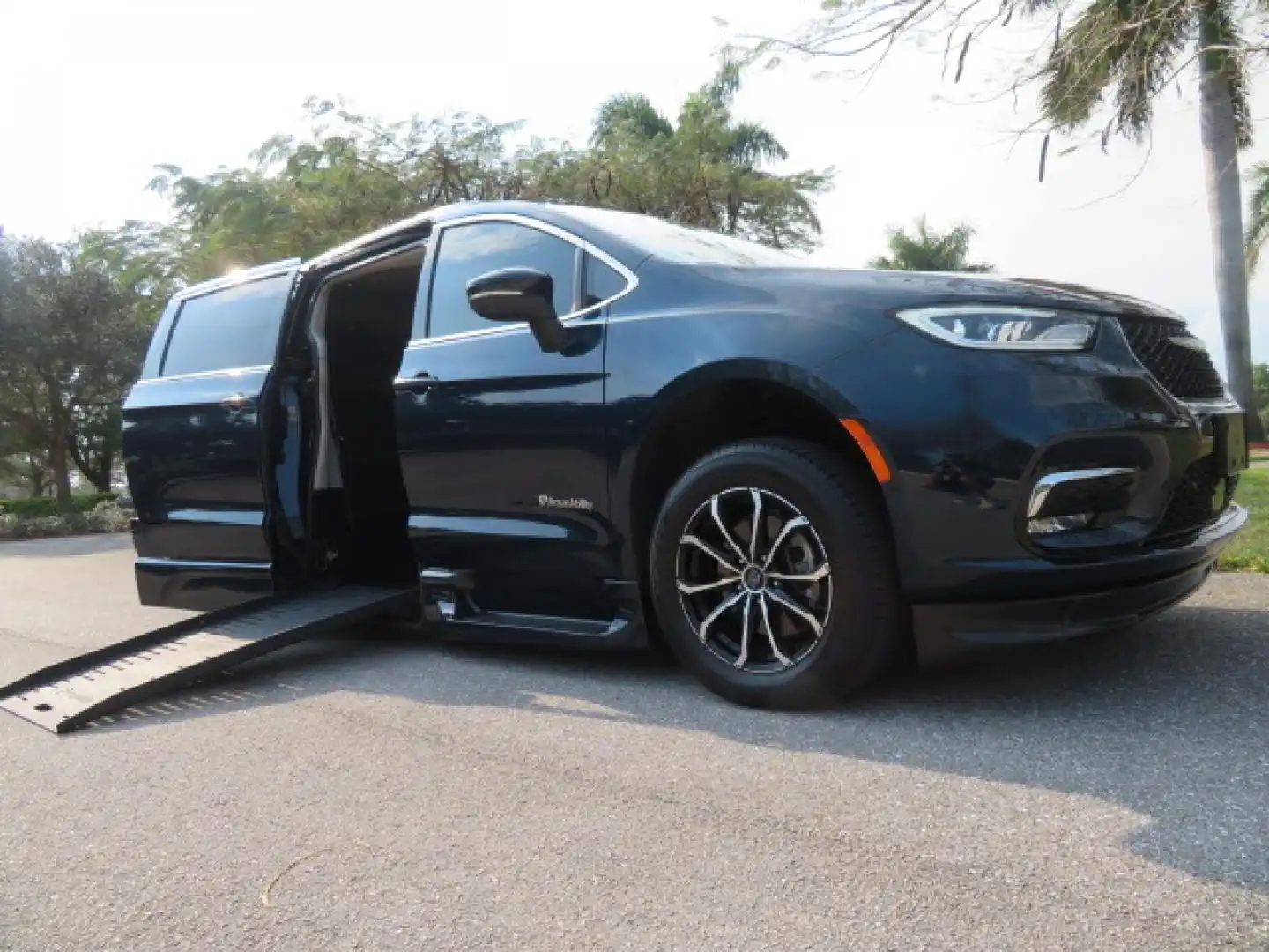 2023 Chrysler Pacifica Touring L's photo