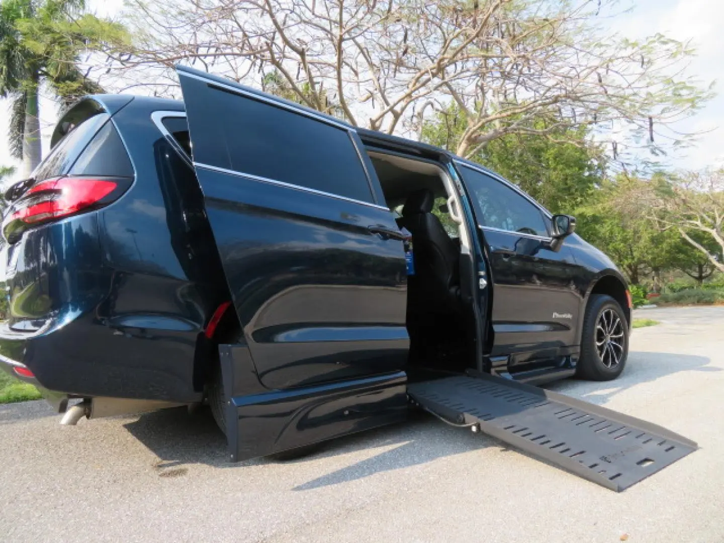2023 Chrysler Pacifica Touring L photo 4