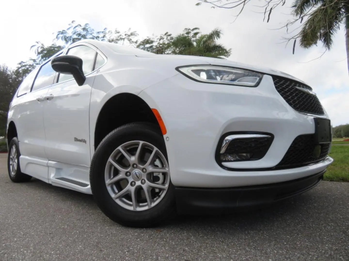 2025 Chrysler Pacifica Select photo 4
