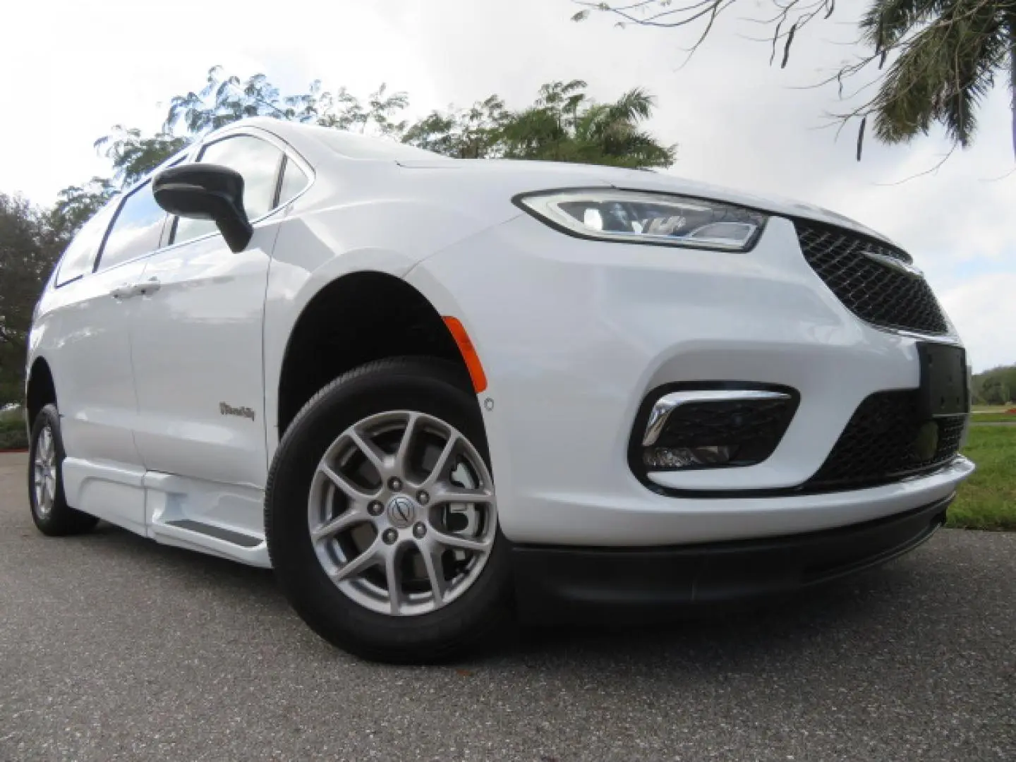 2025 Chrysler Pacifica Select photo 5