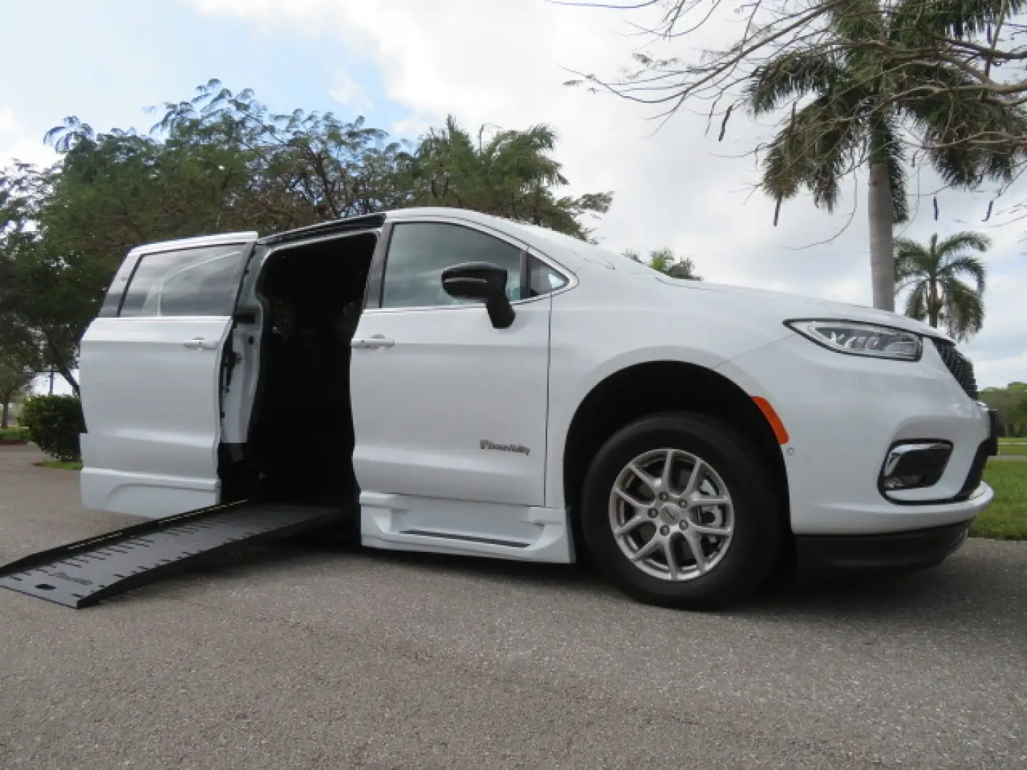 2025 Chrysler Pacifica Select photo 1