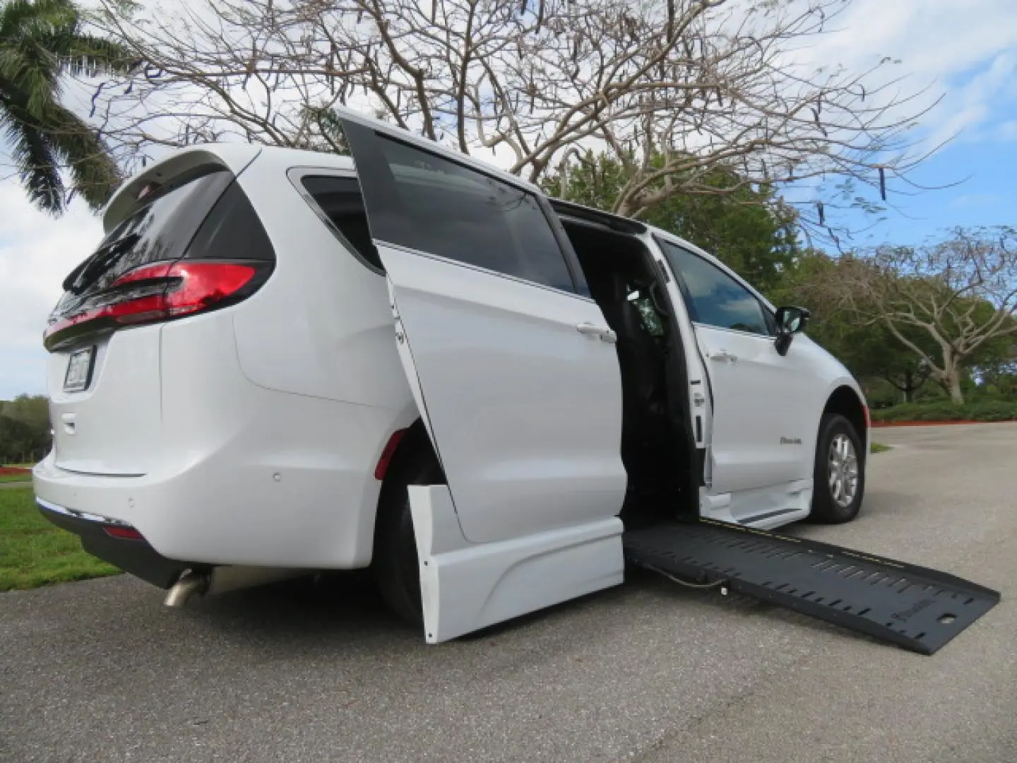 2025 Chrysler Pacifica Select photo 3