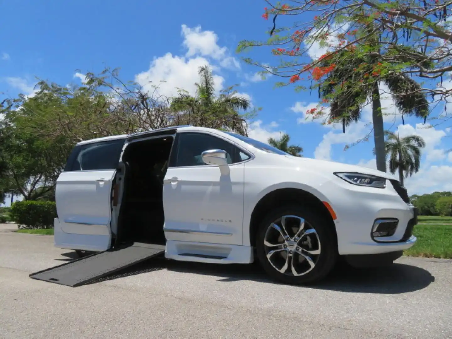 2022 Chrysler Pacifica Pinnacle's photo