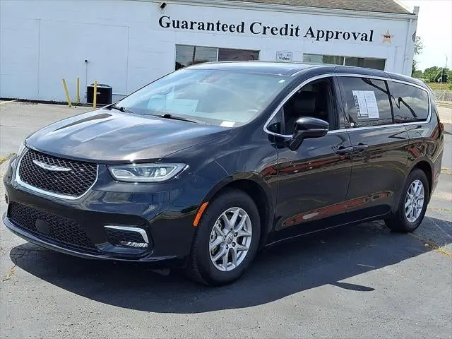 2025 Chrysler Pacifica Select photo 3