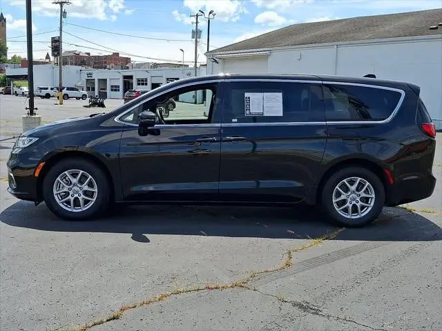 2025 Chrysler Pacifica Select photo 4