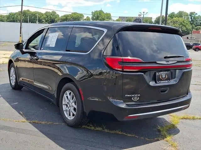 2025 Chrysler Pacifica Select photo 5