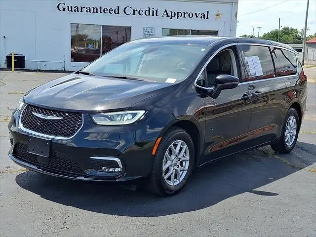 2024 Chrysler Pacifica Touring L photo 3