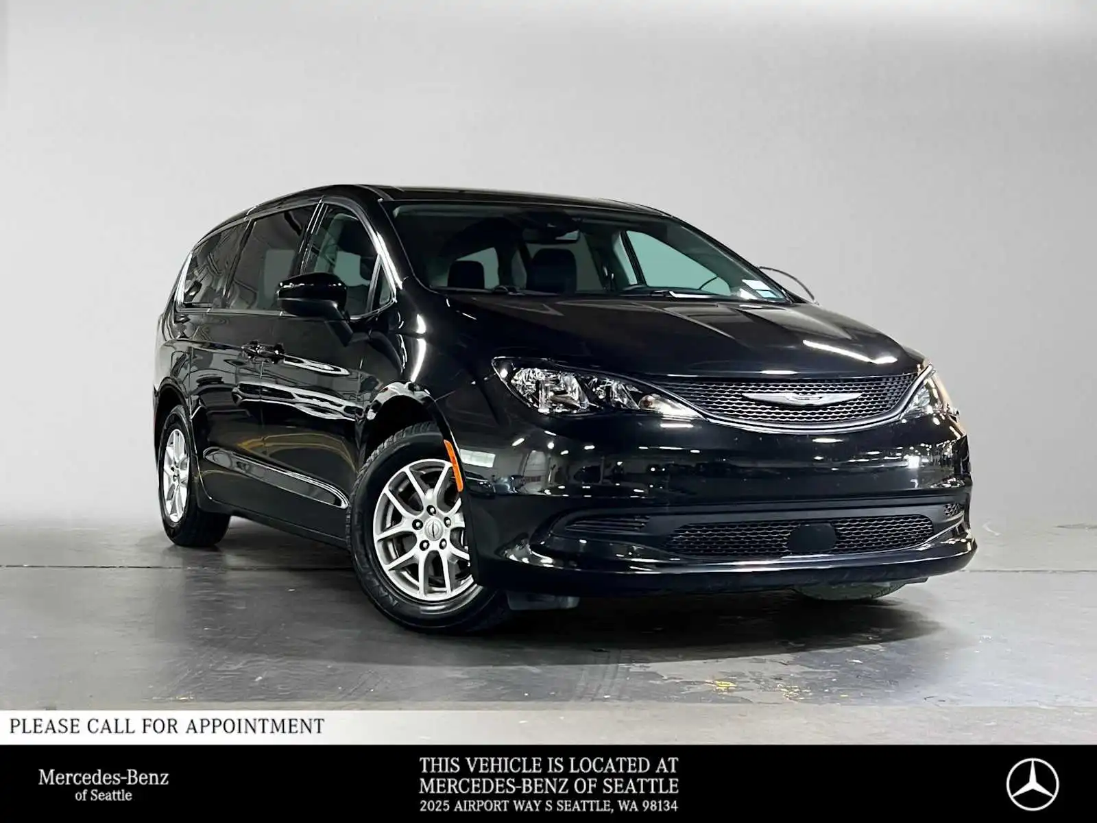 2023 Chrysler Voyager LX's photo